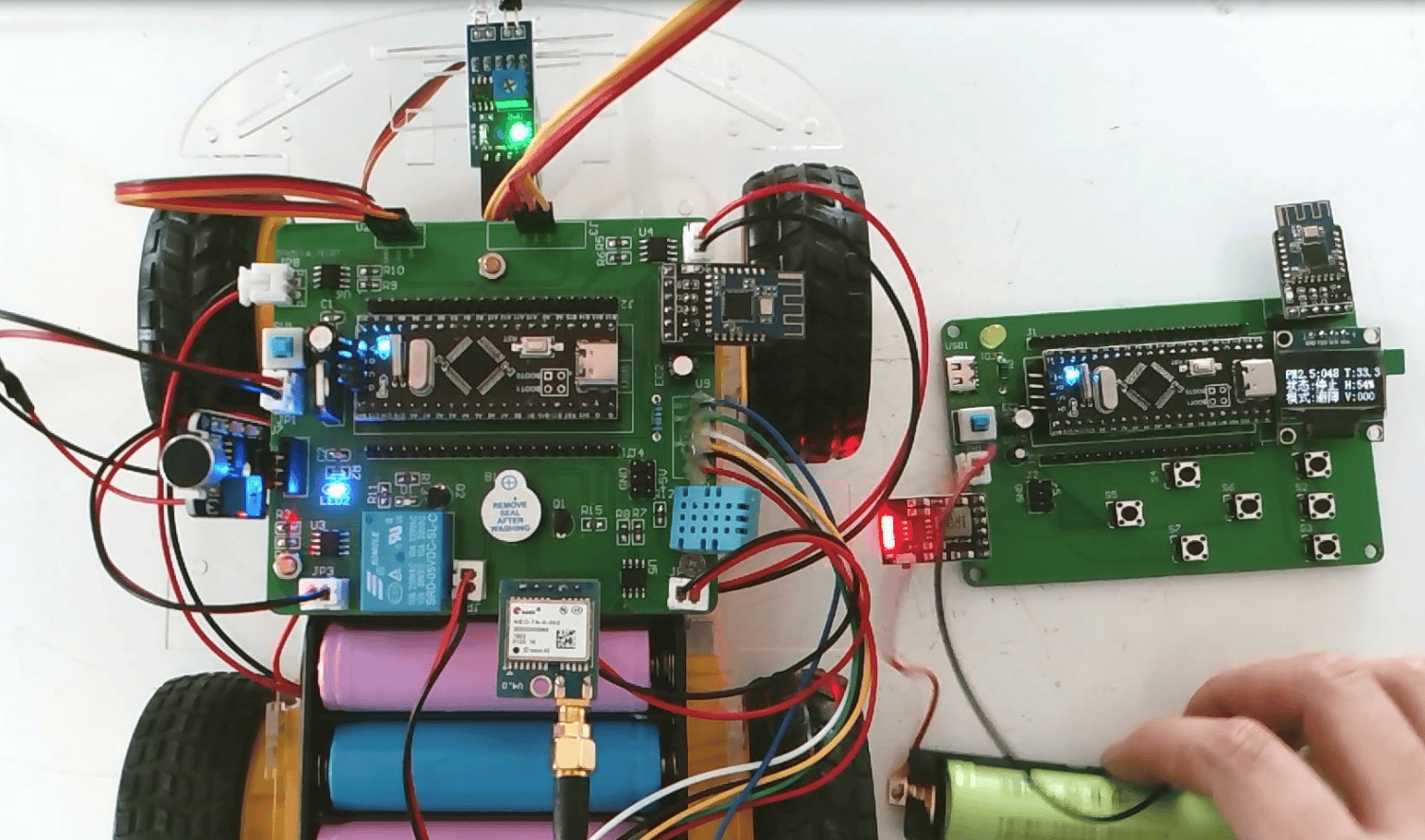 基于单片机的环境数据采集小车