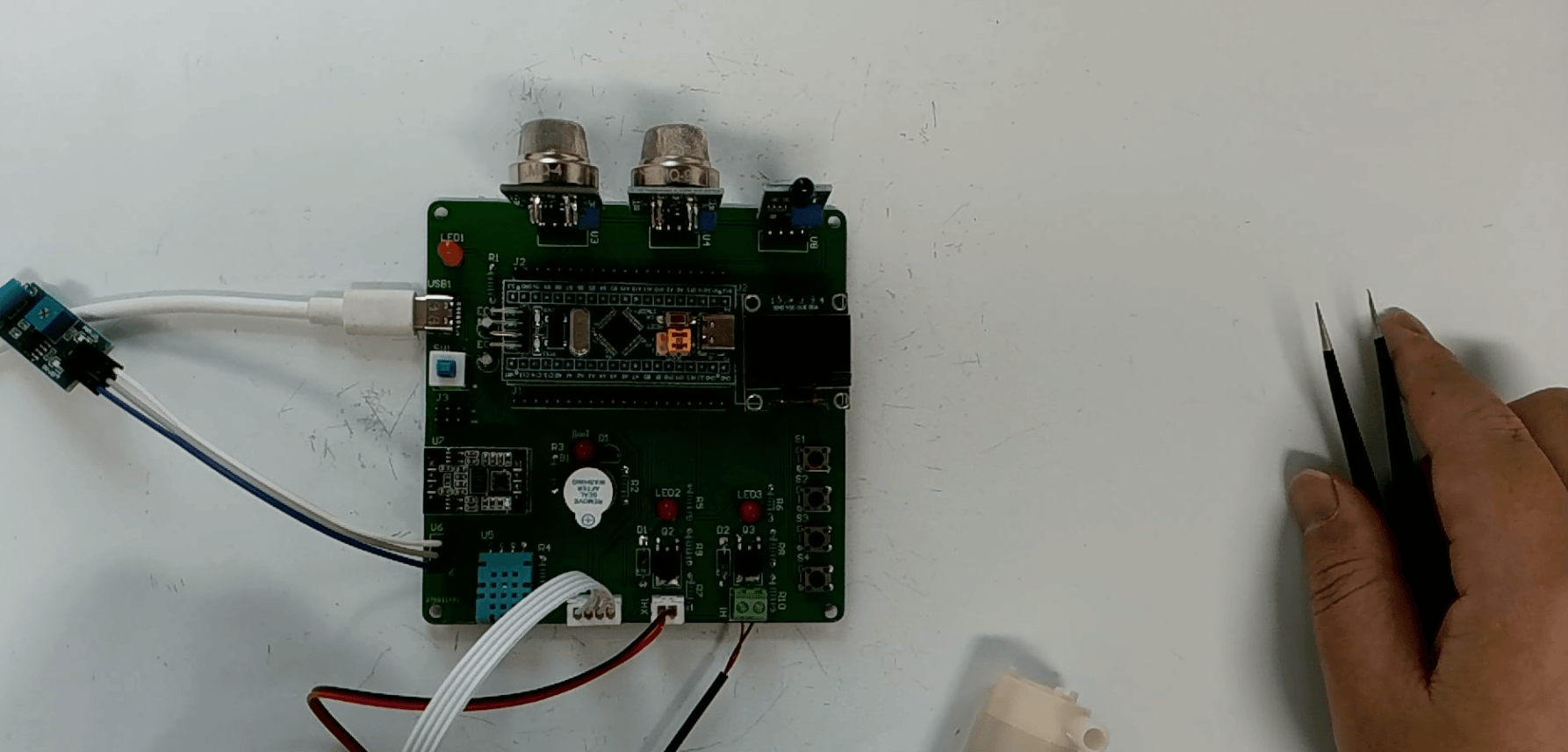 基于STM32的老人健康与环境安全监测报警系统设计